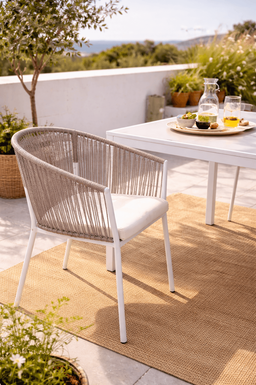 SEGERÖN table and 4 chairs with armrests, outdoor white/beige/Frösön/Duvholmen beige, 147 cm