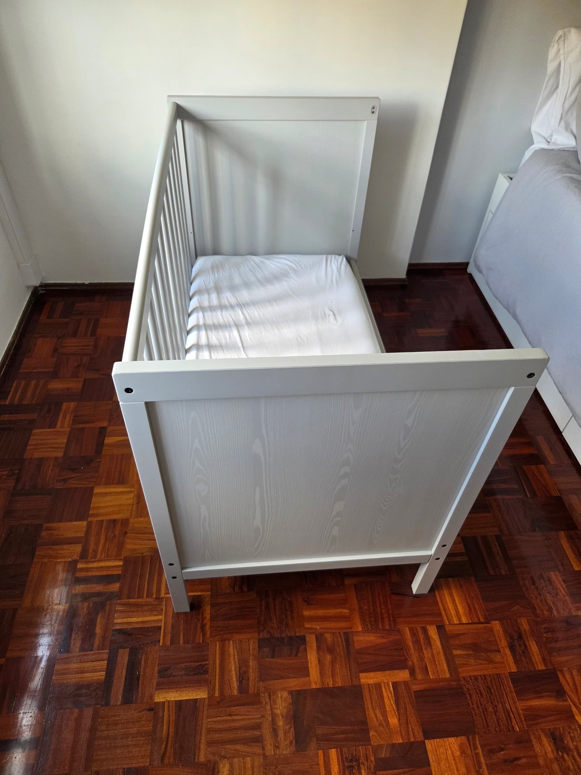 Berços berço, castanho acinzentado