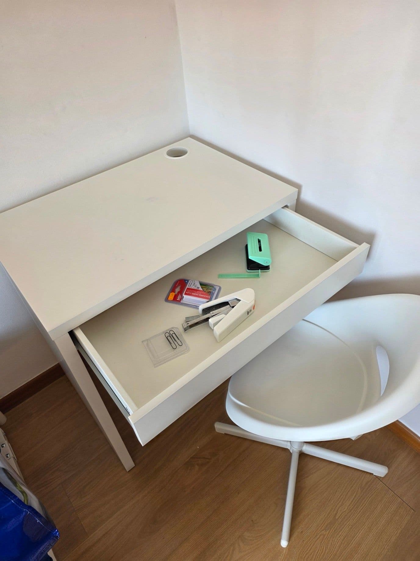 MICKE/ÖRFJÄLL desk and chair, white/light green