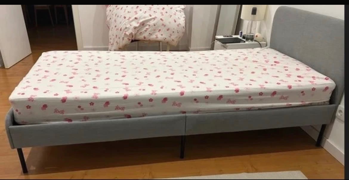 SLATTUM estrutura de cama estofada, Knisa cinz clr