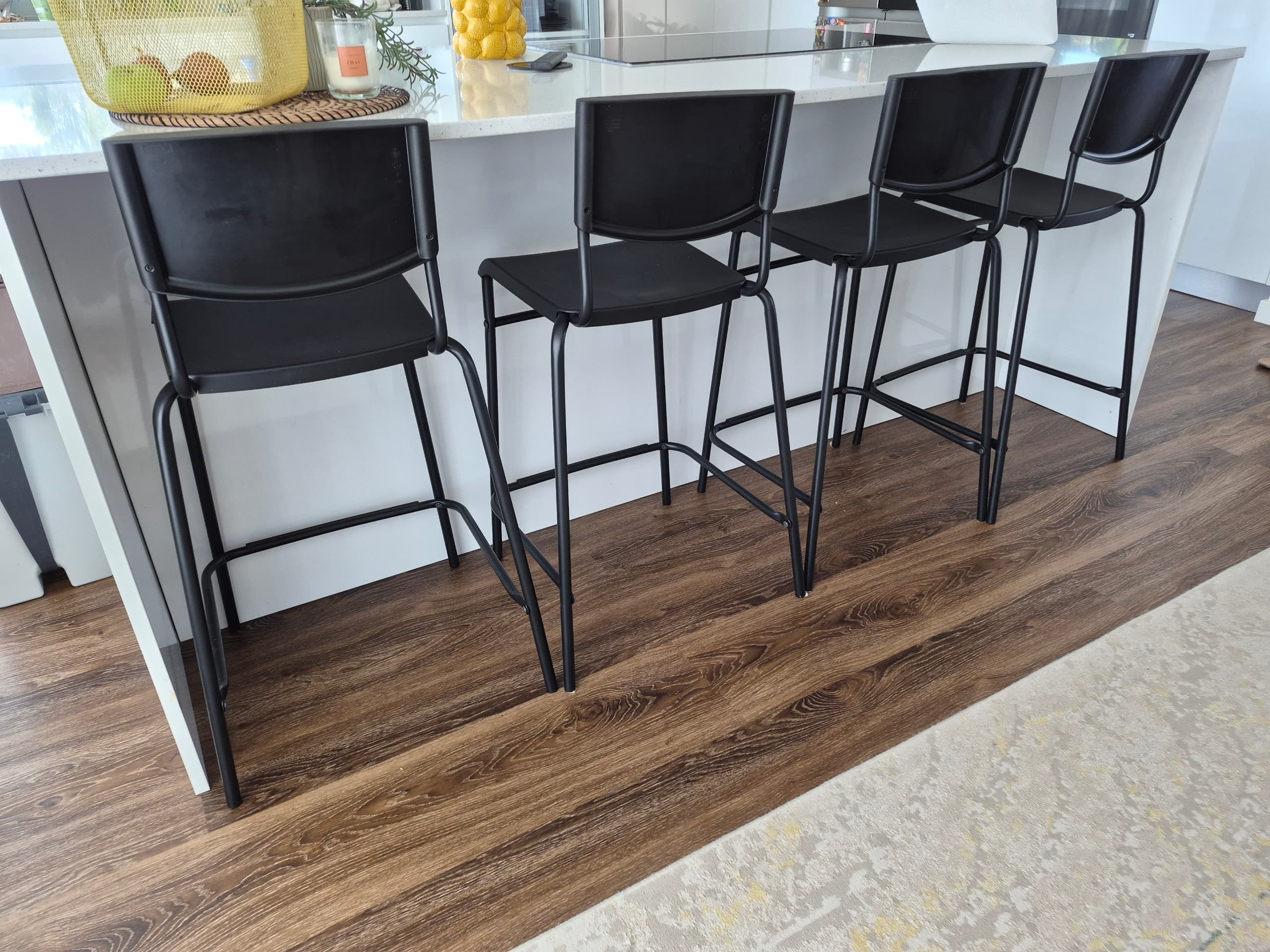 STIG banco alto c/encosto, alto preto/preto, 63 cm