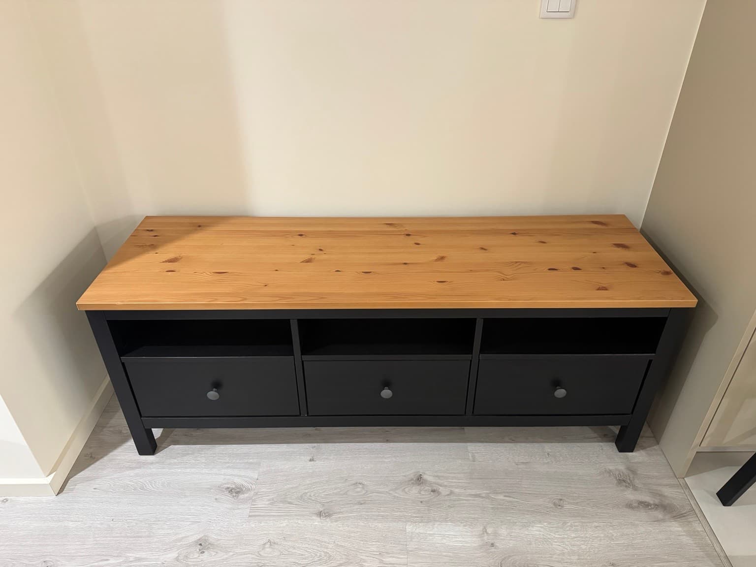MÓVEL TV HEMNES TV bench, white stain, light brown, 148x47x57 cm