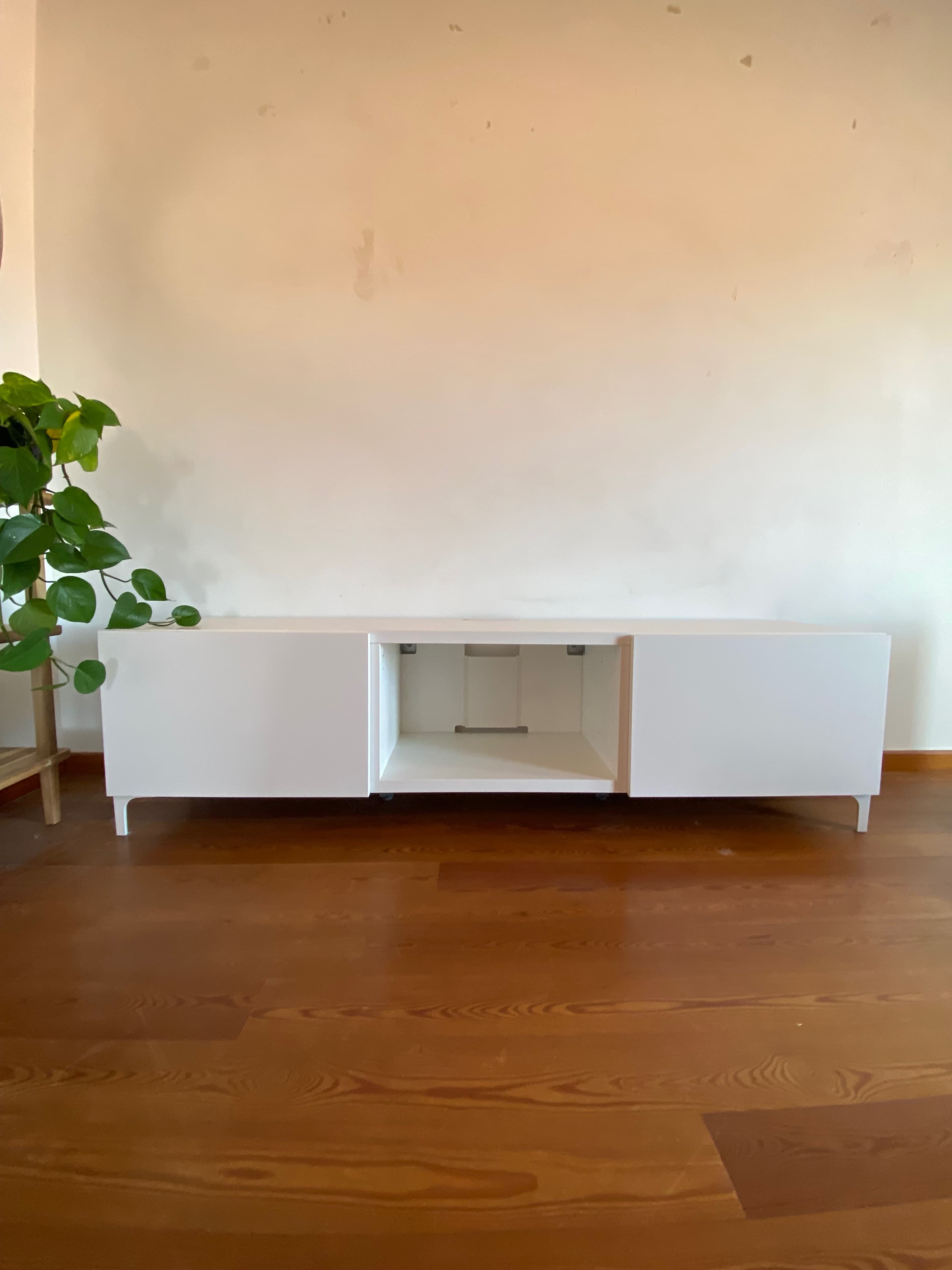 BESTÅ móvel de TV c/portas, branco/Laxviken branco, 180x42x38 cm