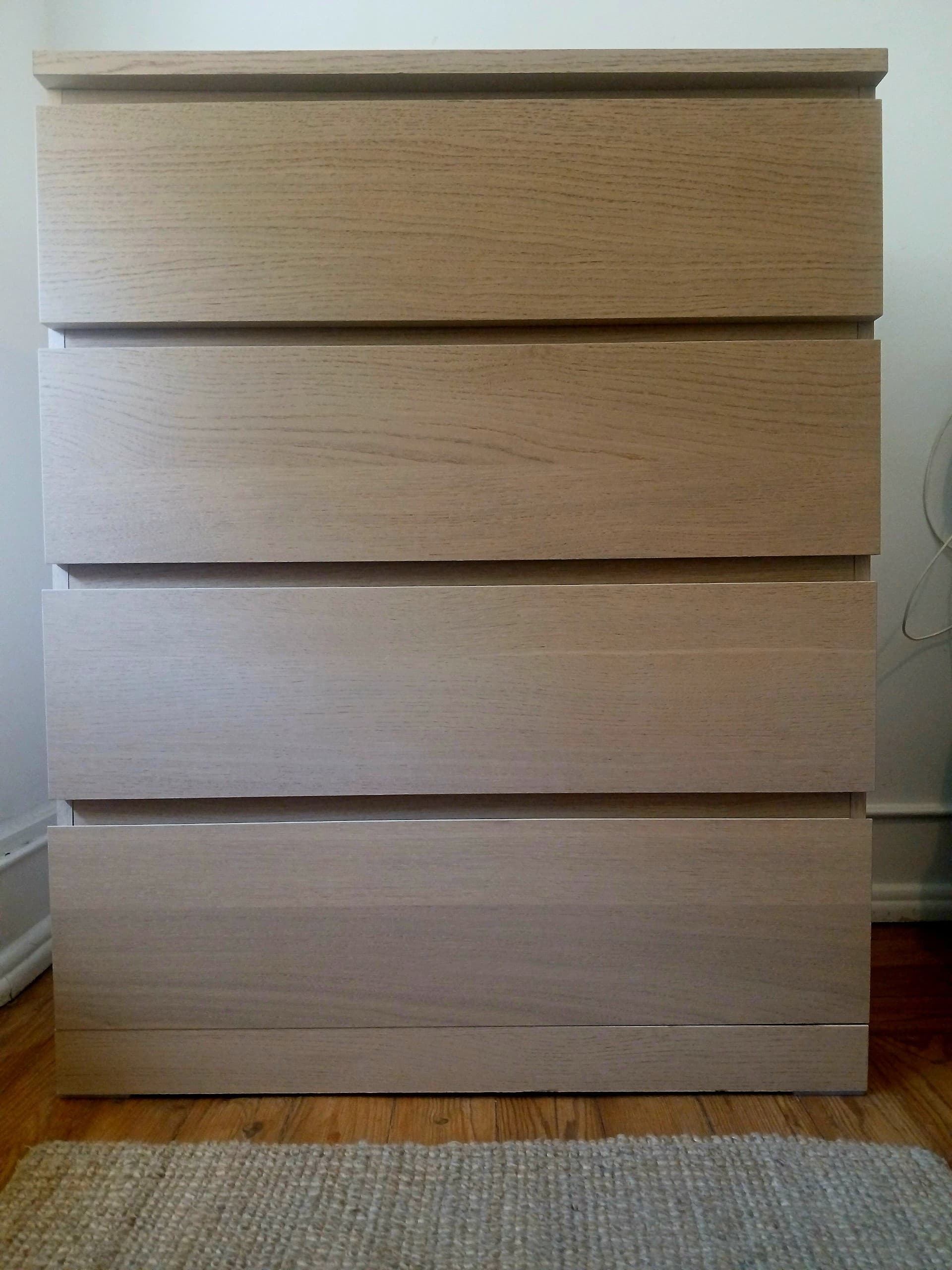 CÓMODA 4 GAVETAS Chest of 4 drawers, white stained oak veneer, 80x100 cm
