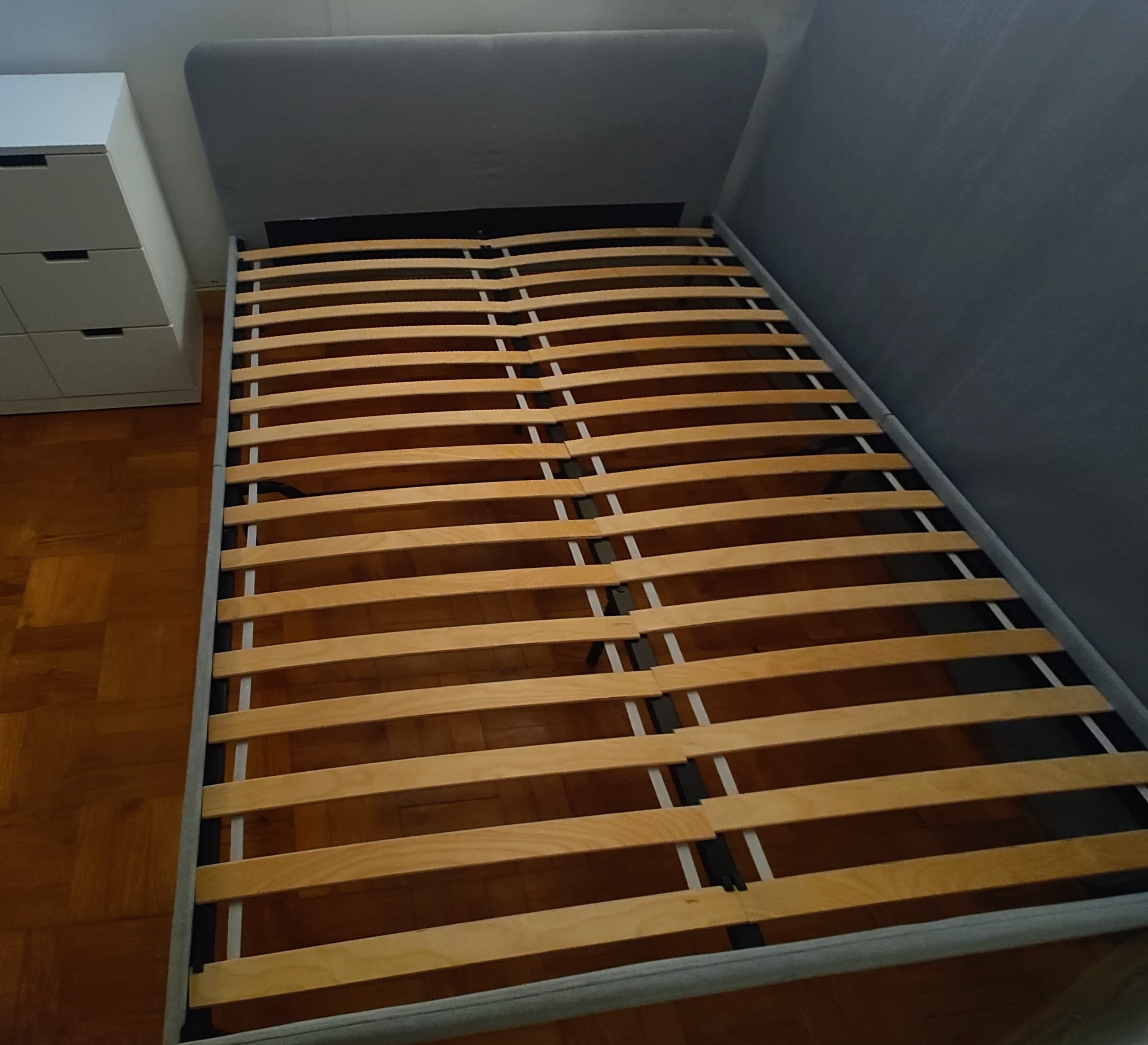 SLATTUM 160X200 estrutura de cama estofada, Knisa cinz clr