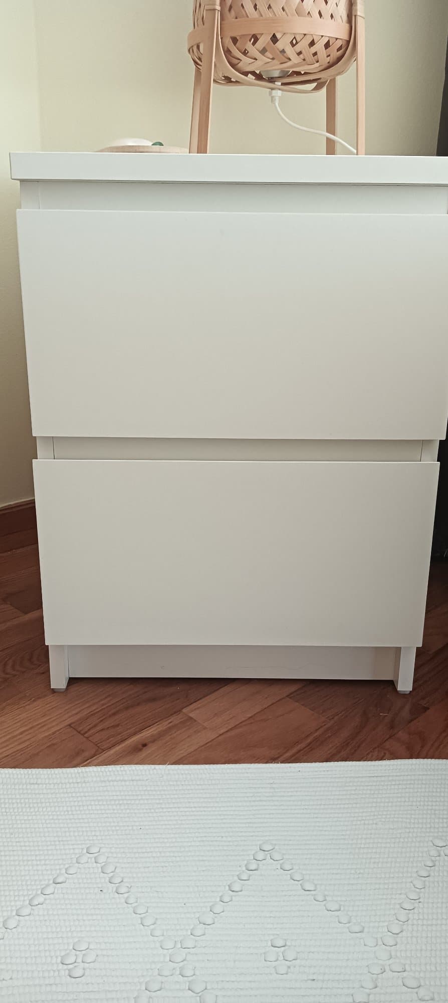 2 MESAS DE CABECEIRA cómoda c/2 gavetas, brilh branco