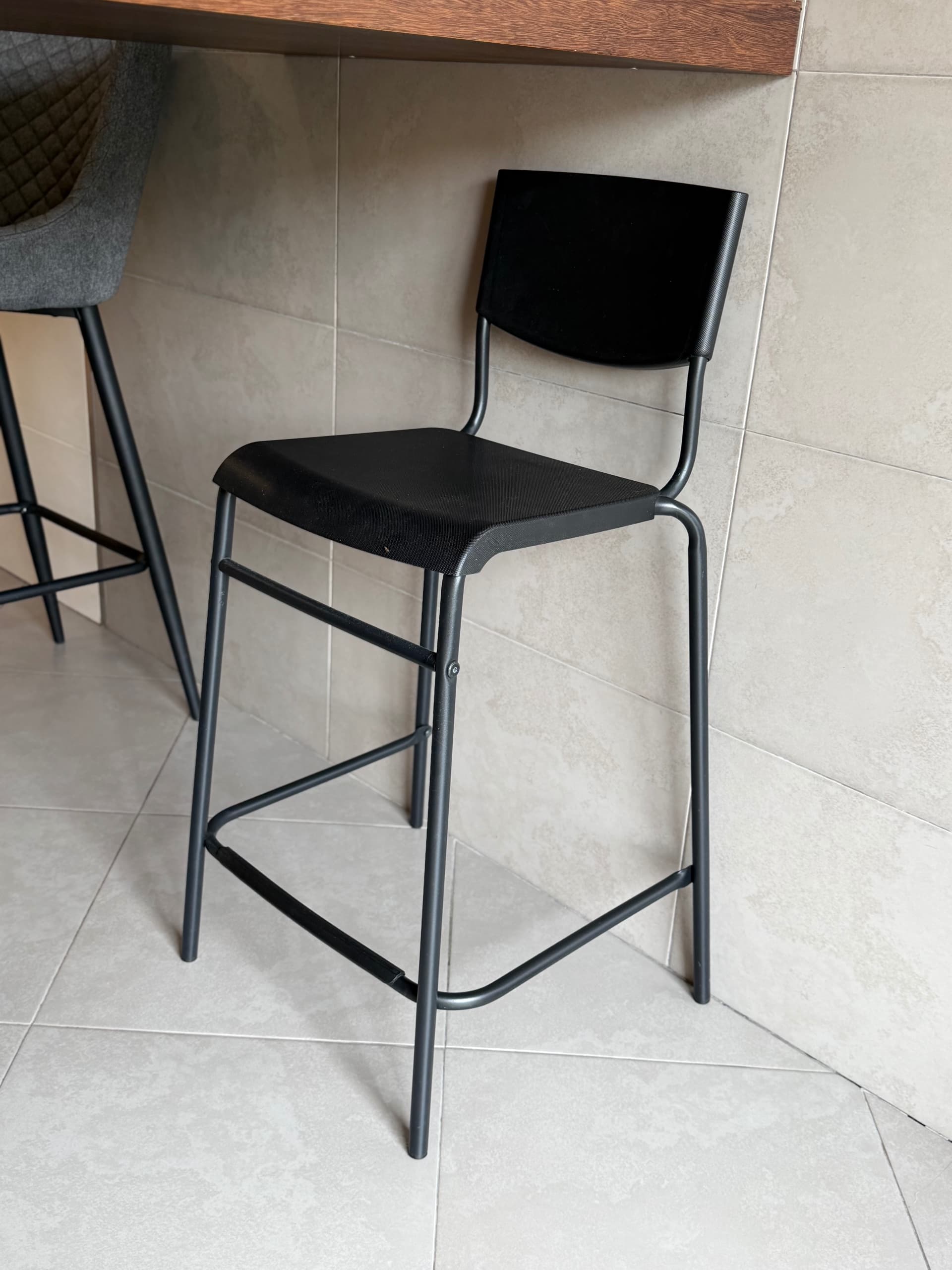 STIG banco alto c/encosto, alto preto/preto, 63 cm