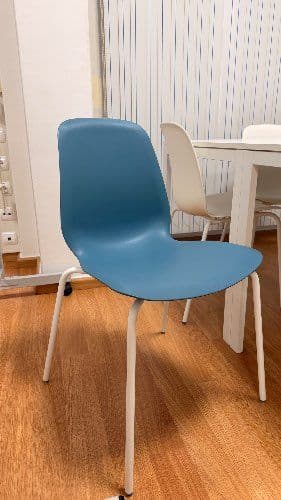 SKÅLSTA table and 4 chairs, oak effect straight light grey-beige/plastic beige tubular metal/light grey-beige, 140x80 cm
