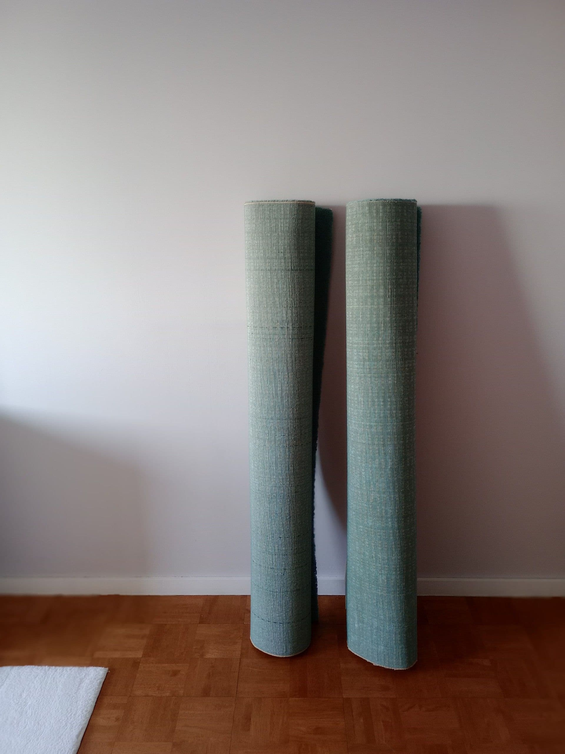 VÄNDPLATS tapete pelo curto, branco/preto bolas, 133x195 cm