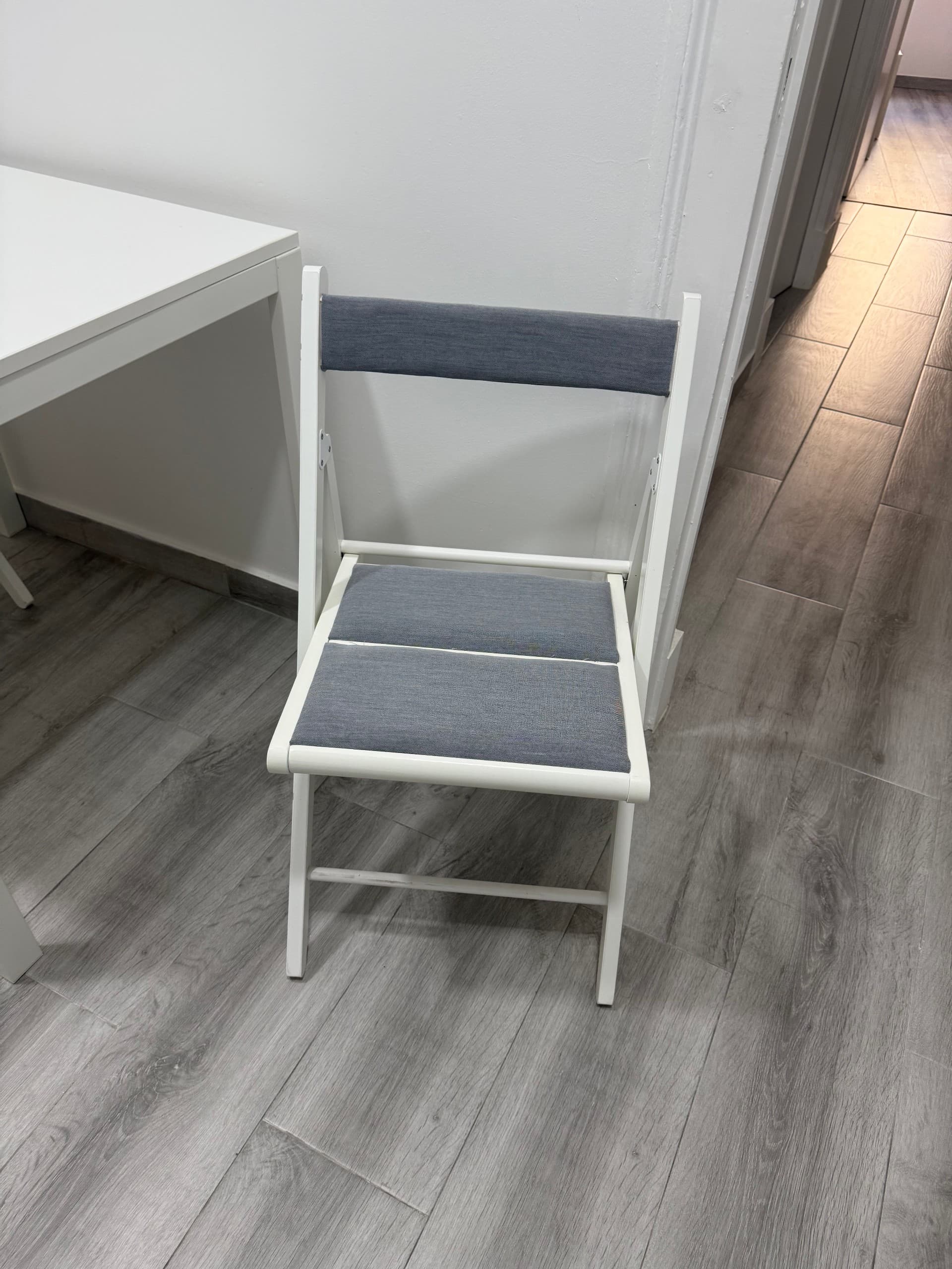 FRÖSVI folding chair, white/Knisa light grey
