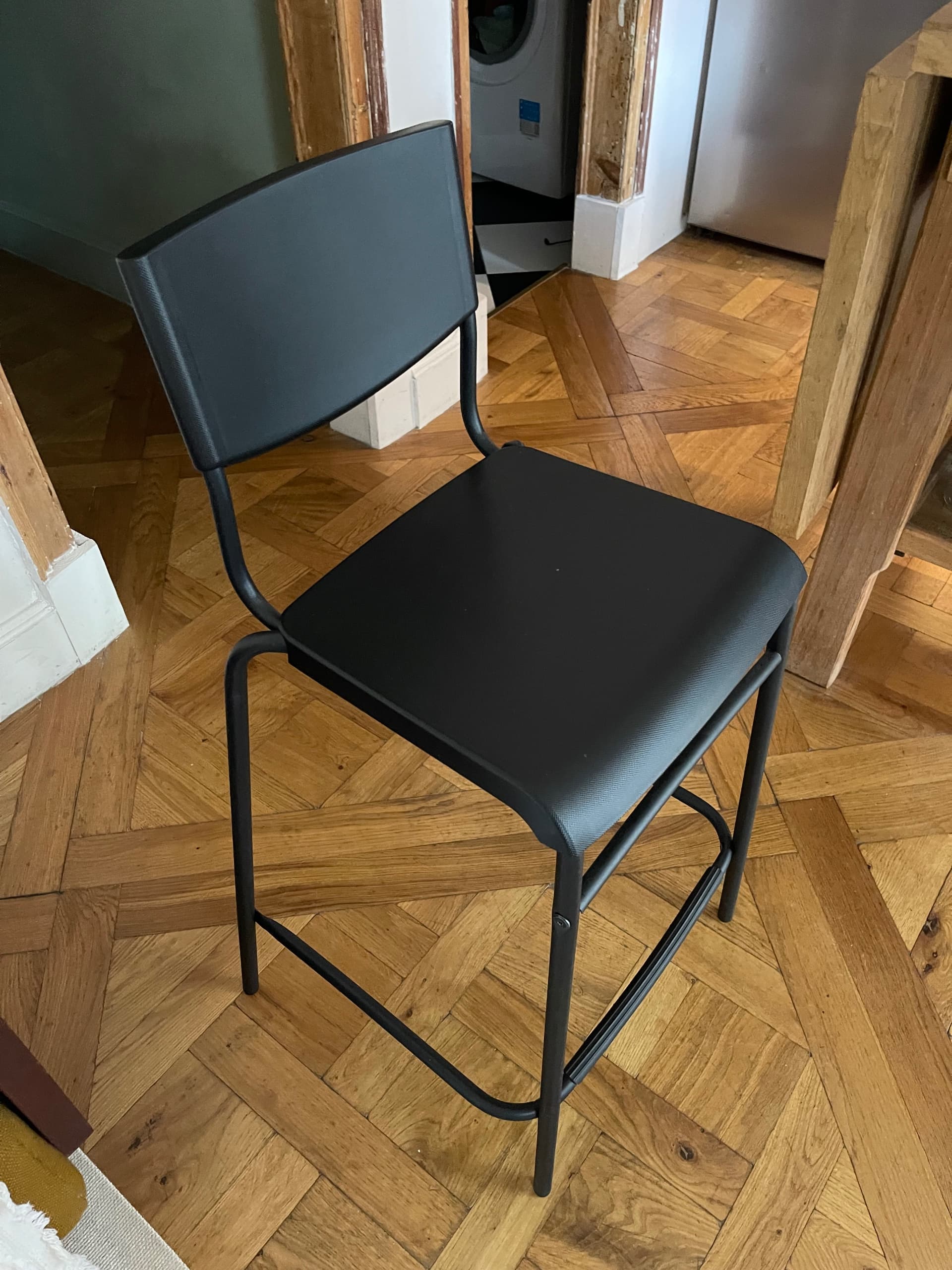 STIG banco alto c/encosto, alto preto/preto, 63 cm