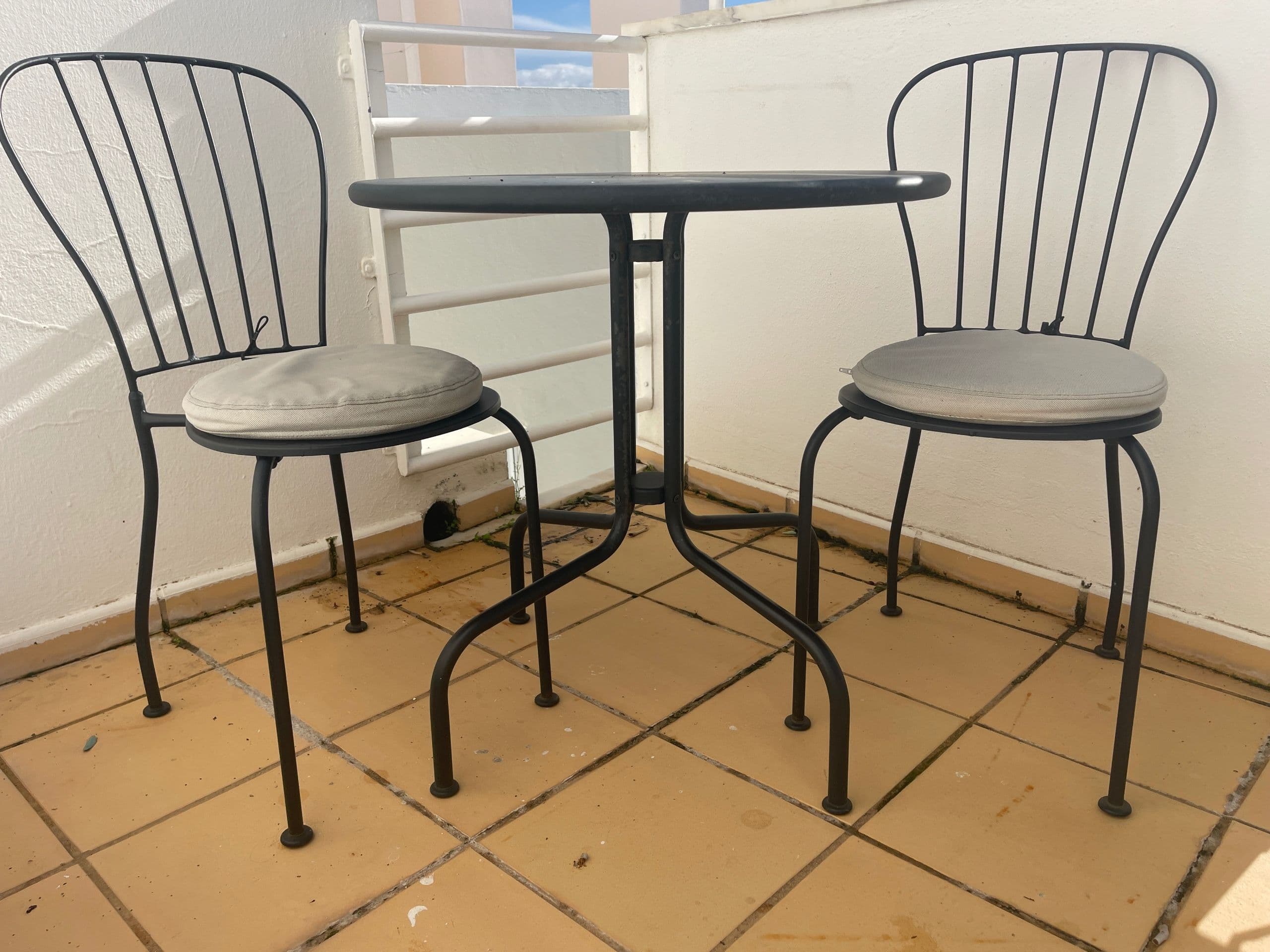 LÄCKÖ table+2 chairs, outdoor, grey/Kuddarna light grey-beige, 70 cm