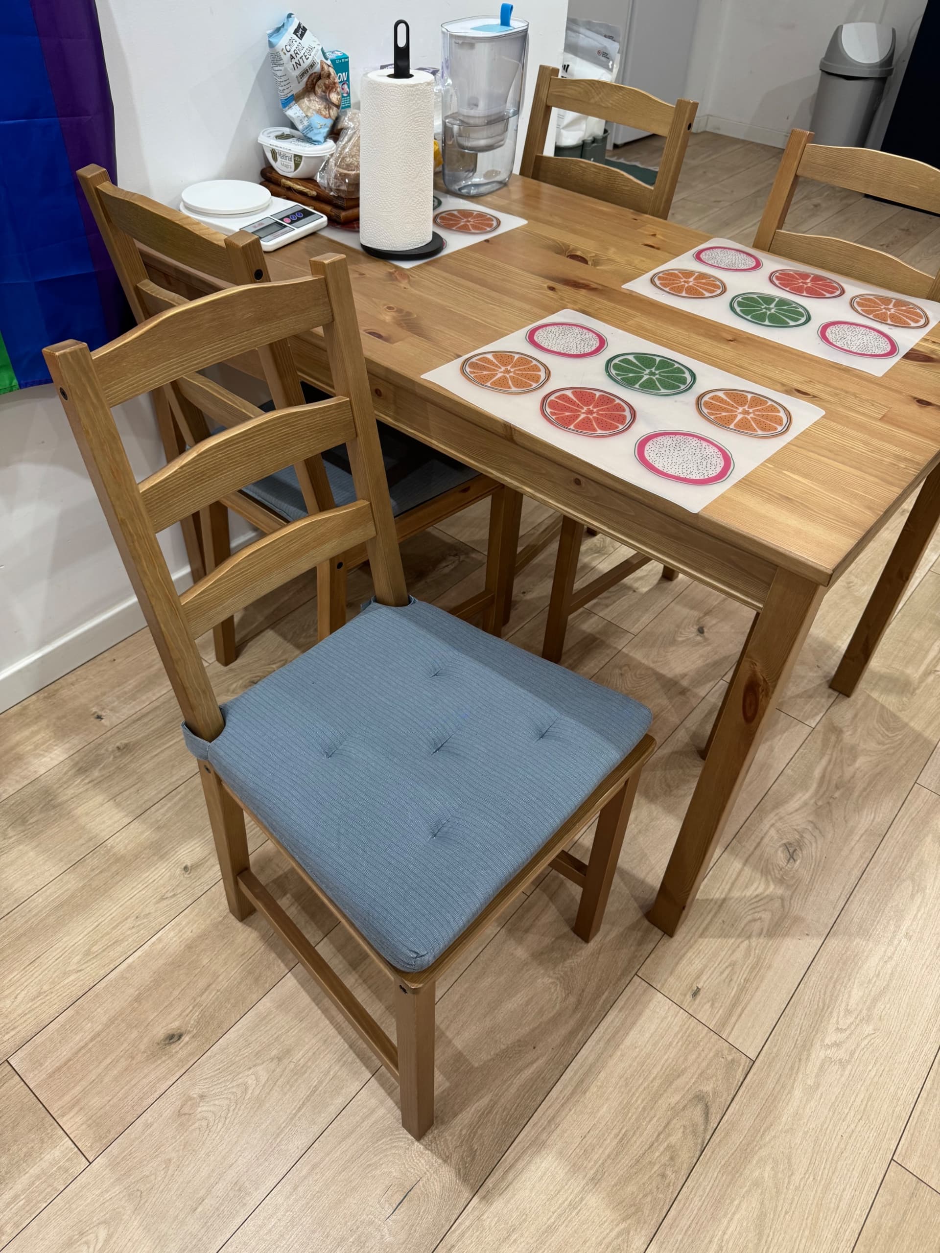 HÄGERNÄS mesa e 4 cadeiras, acabamento envelhecido pinho