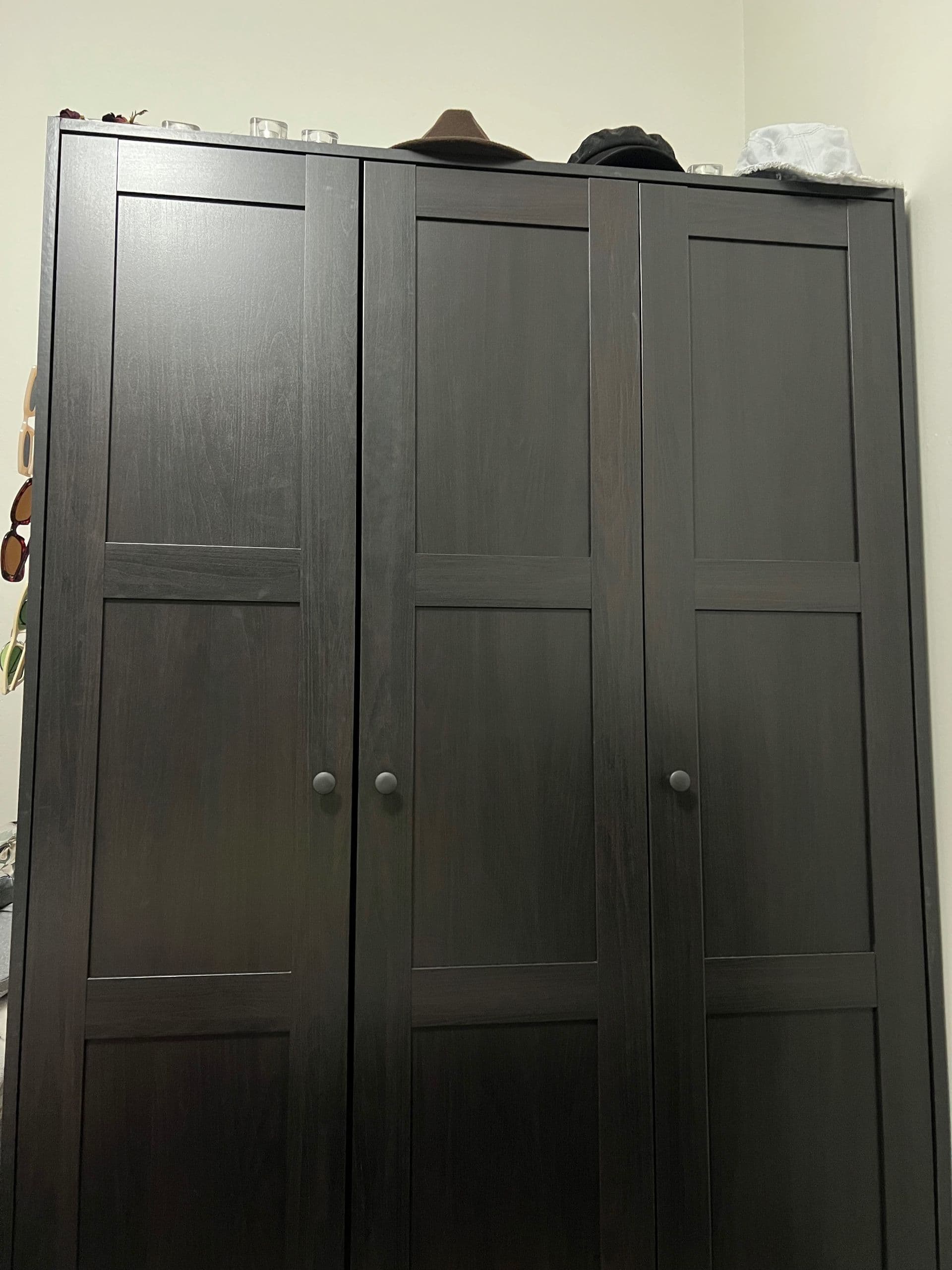 RAKKESTAD roupeiro c/3 portas, preto-castanho, 117x176 cm