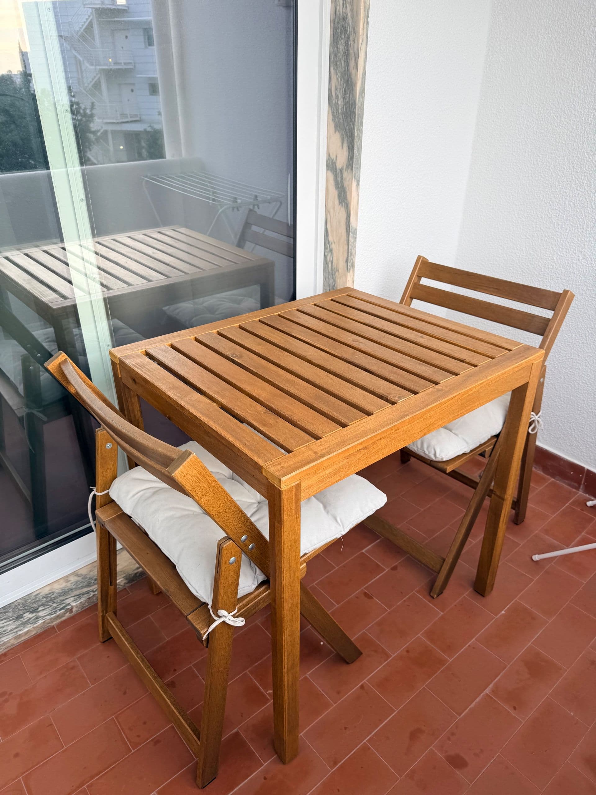 NÄMMARÖ table and 2 folding chairs, outdoor, light brown stained/Kuddarna light grey-beige, 75x63 cm