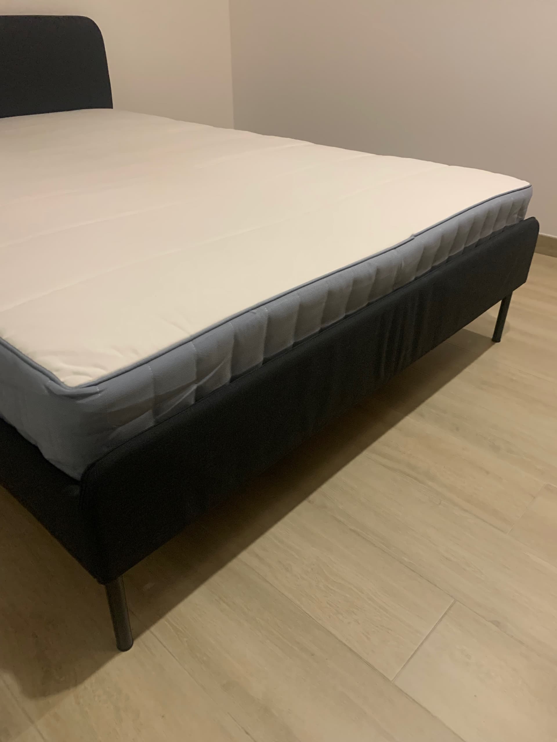 SLATTUM estrutura de cama estofada, Vissle cinz esc, 140x200 cm