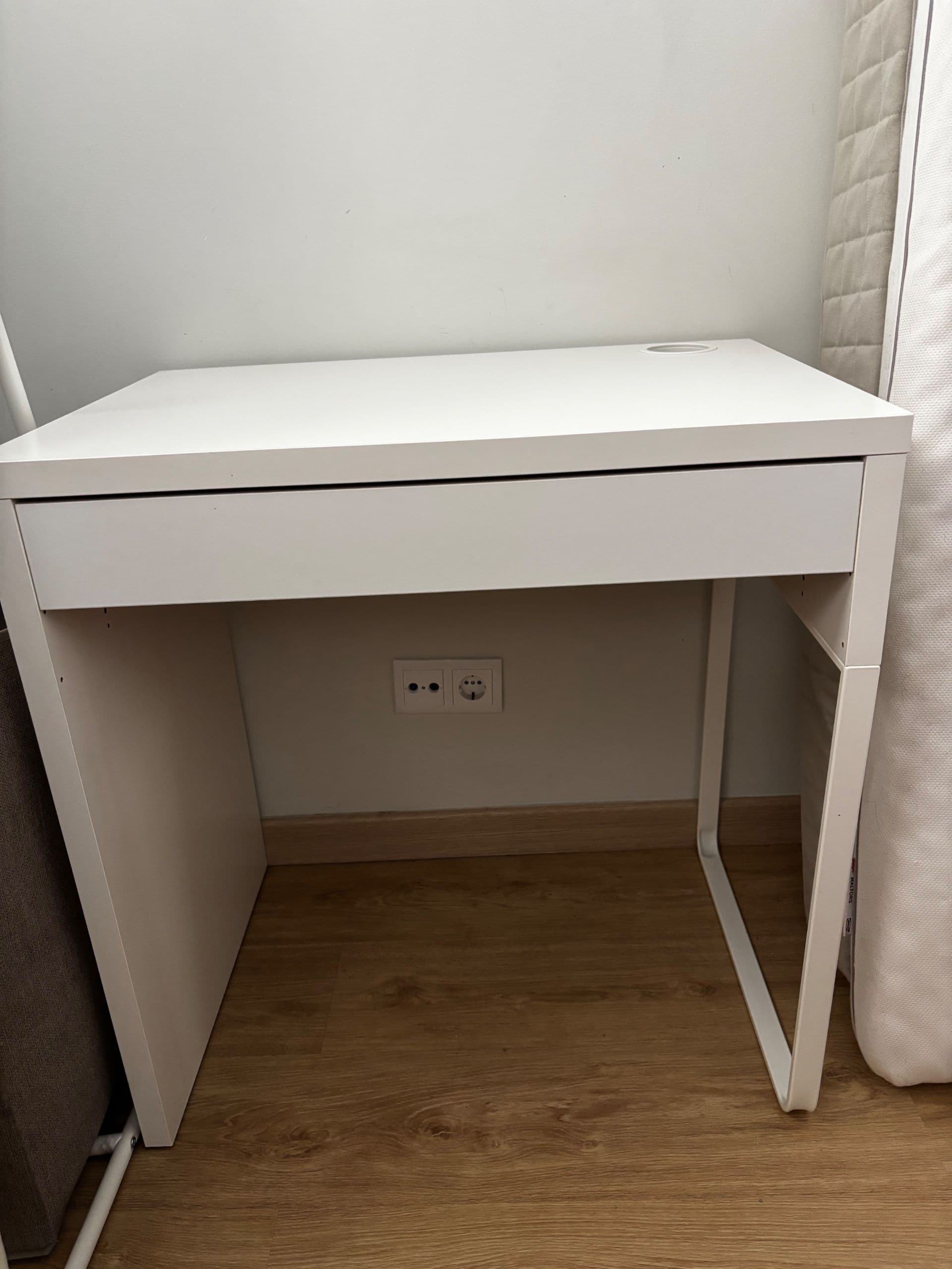 MICKE/ÖRFJÄLL desk and chair, white/light green