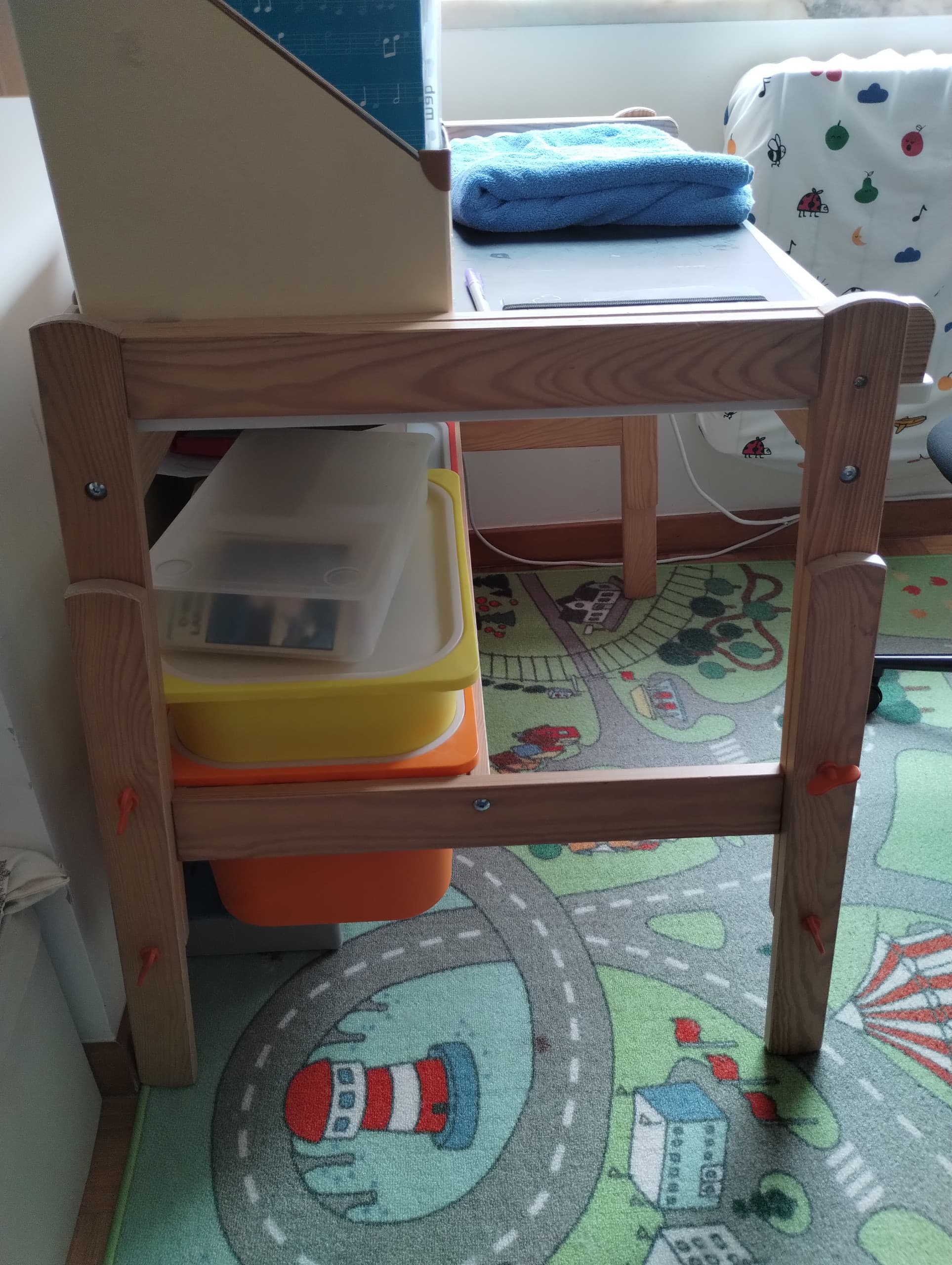 FLISAT Children's desk, height adjustable/green