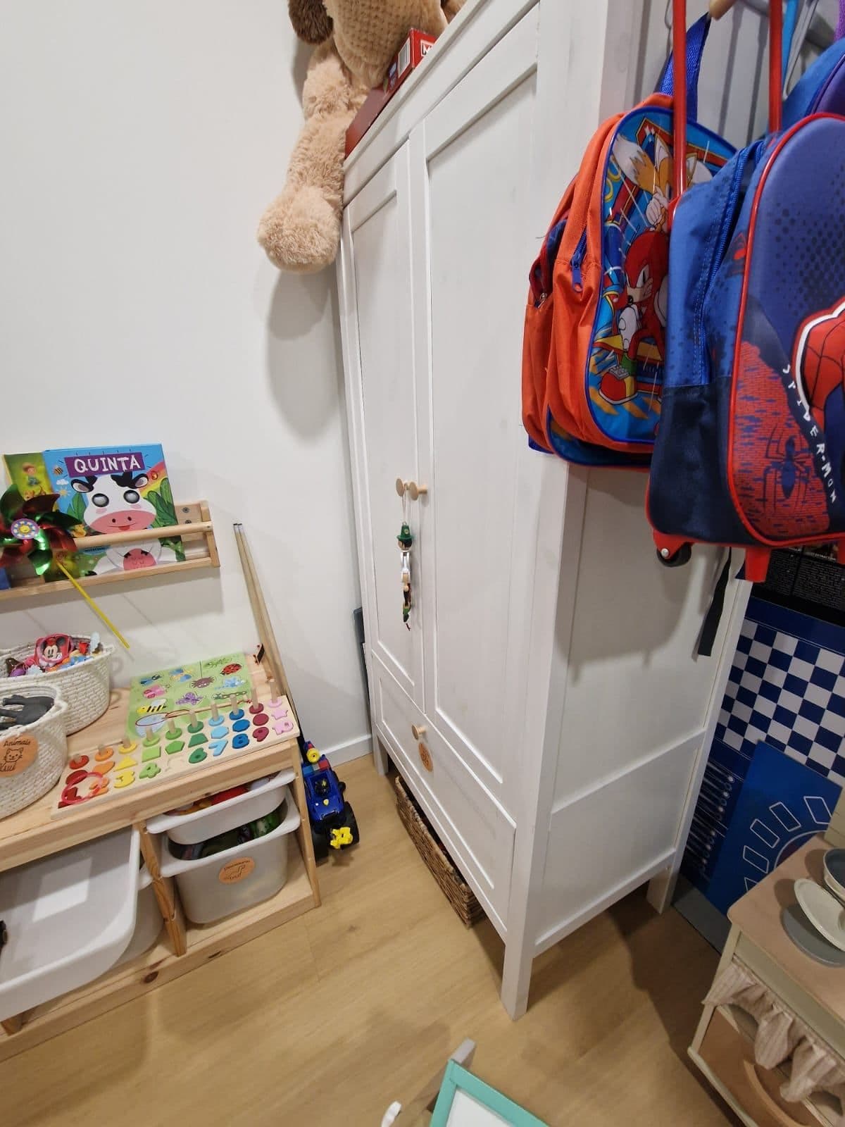 Organização para roupa e sapatos para crianças