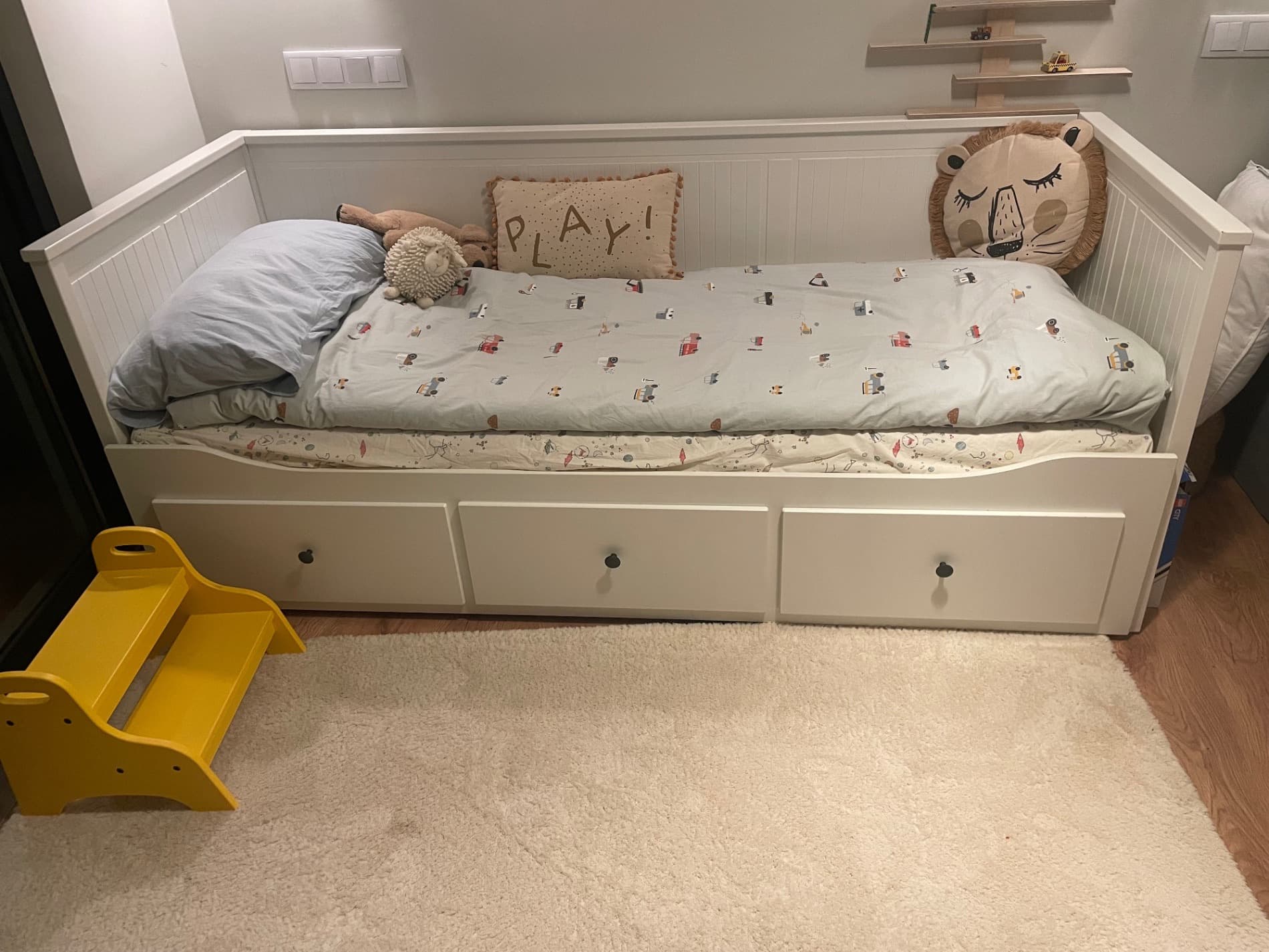 HEMNES day-bed w 3 drawers/2 mattresses, white/Åsvang firm