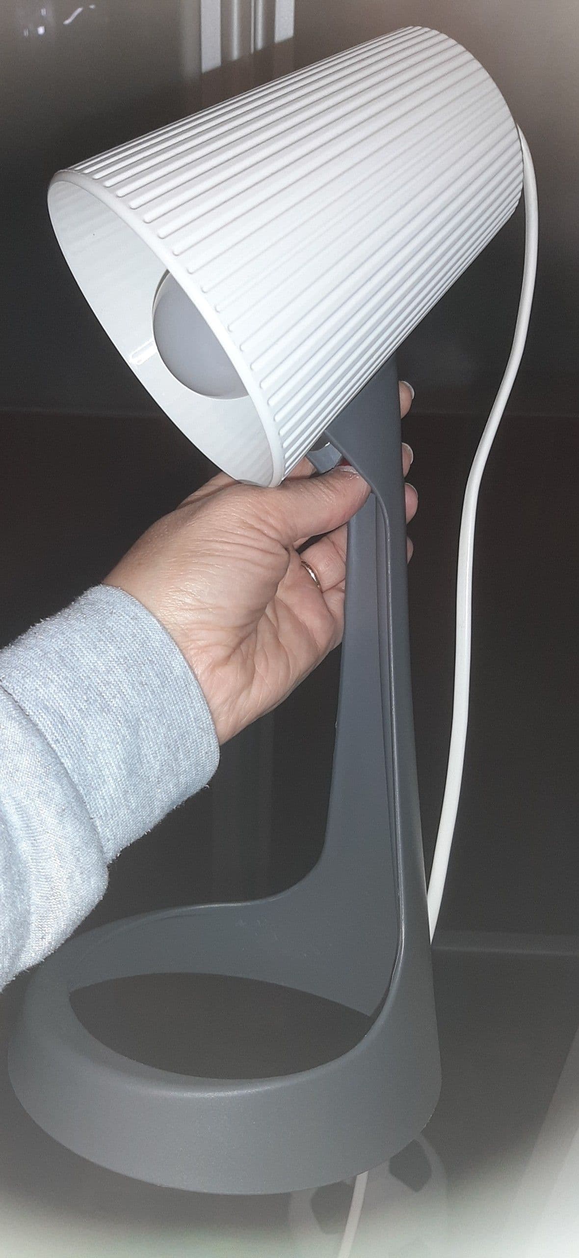 SVALLET Candeeiro de secretária, cinz esc, branco