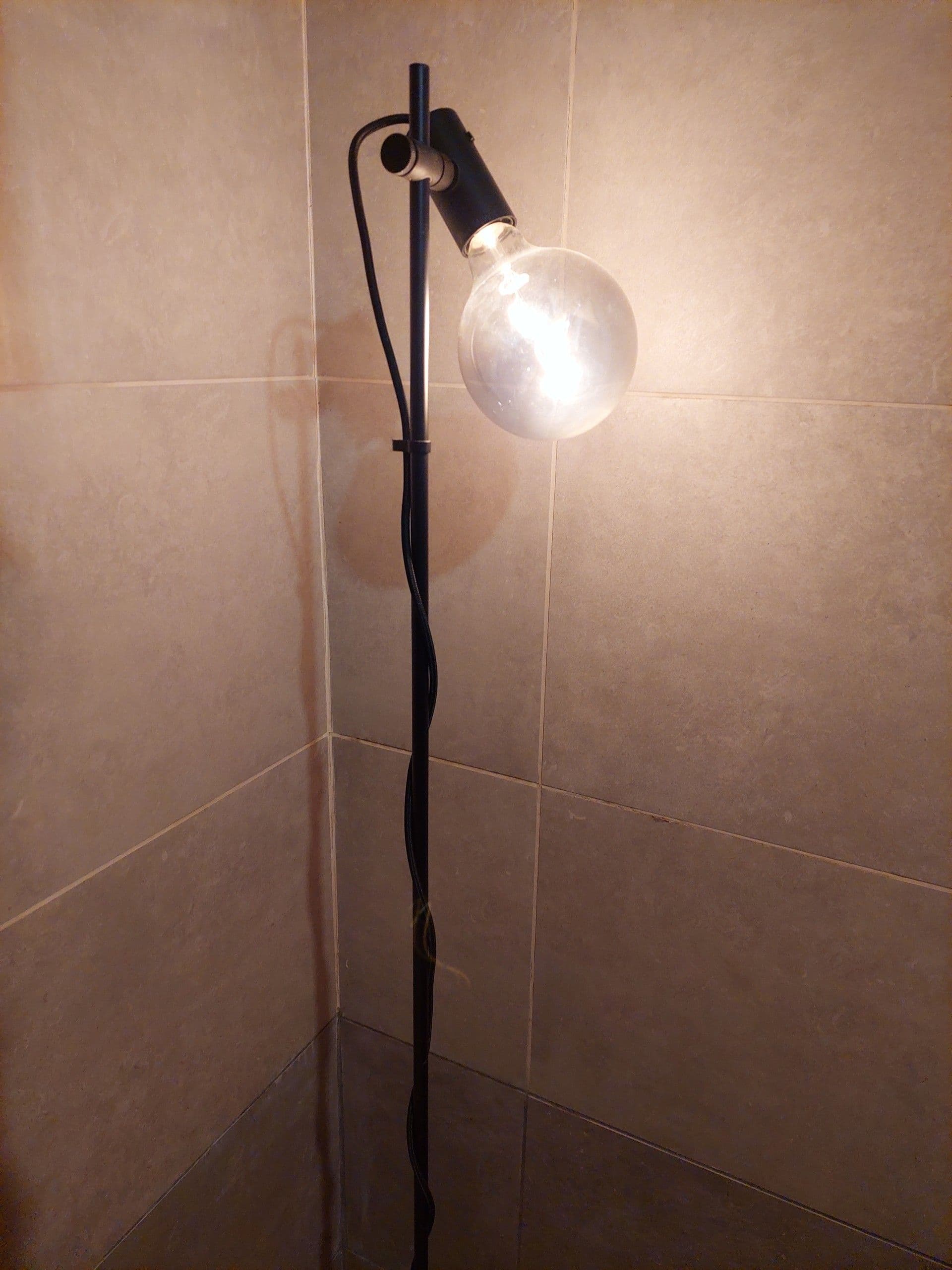 HÅRSLINGA floor lamp, black